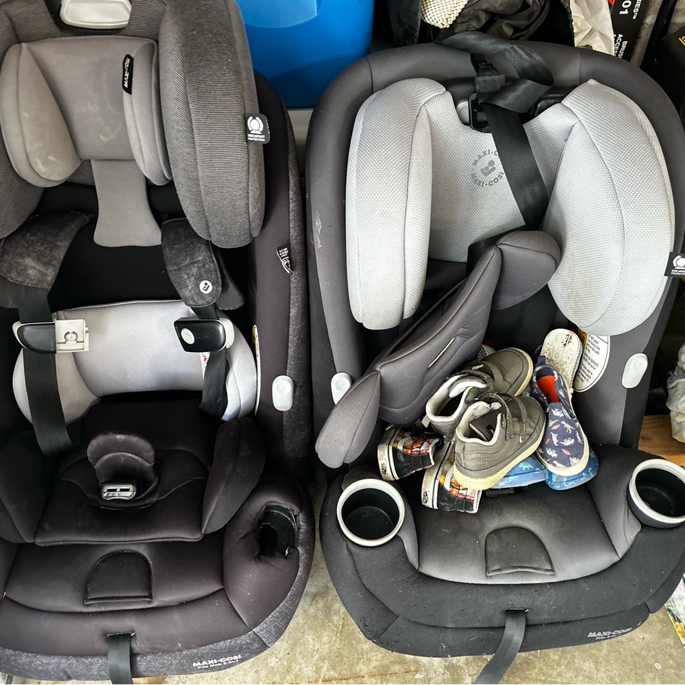 Maxi-Cosi Black and Gray Convertible Car Seat